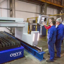 operators with onyx cnc plasma cutting machine
